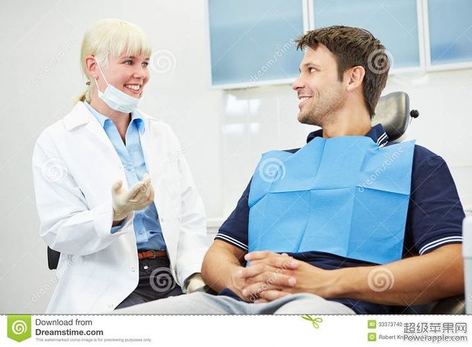 zahnarzt-der-mit-patienten-auf-stuhl-spricht-33373740.jpg