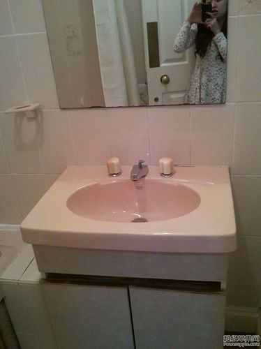 Upstair bathroom 2.jpg