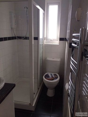 F2 bathroom.jpg