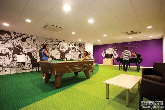 London_Student_Accommodation_The_Curve_communal_room.jpg