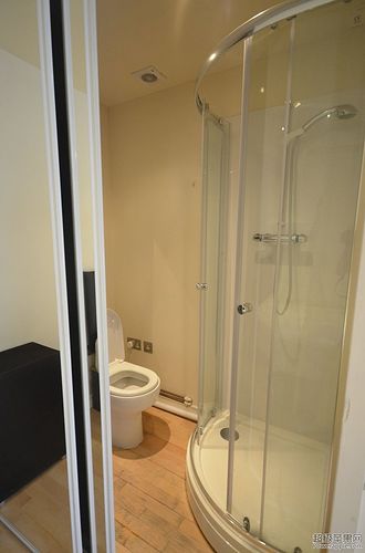 small ensuite bath  04-1.JPG