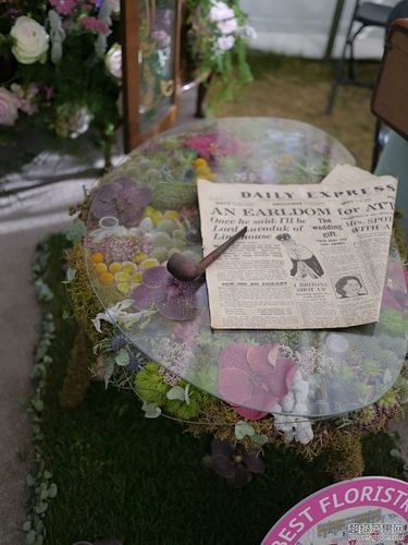 茶几和报纸.jpg