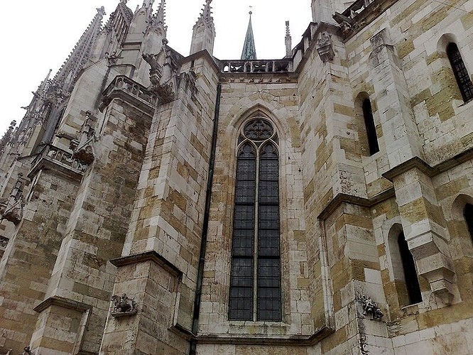800px-Regensburg_cathedral_south.jpg