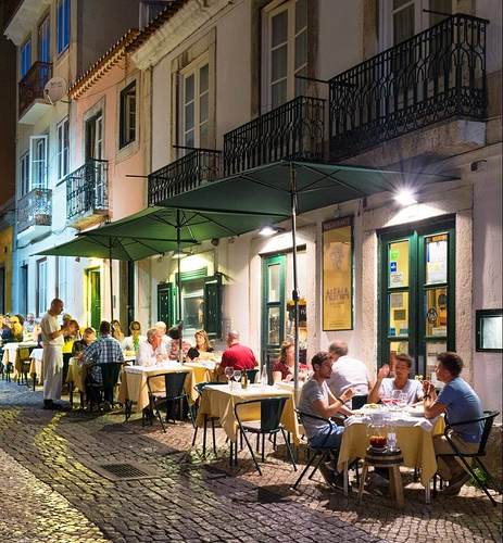 Lisbon-streets-food-e1495789700609
