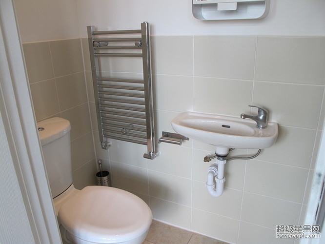 15 leff en-suite bathroom.JPG