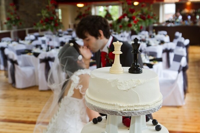 蛋糕的top tier是两个棋子，因为我们是下棋认识的，纪念一下.jpg