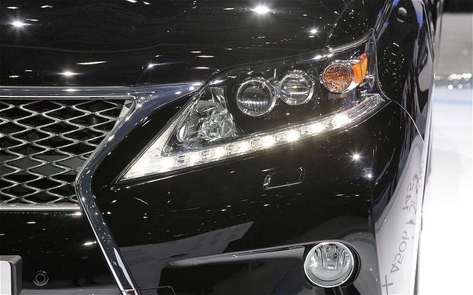 2013-lexus-RX-450h-headlight.jpg