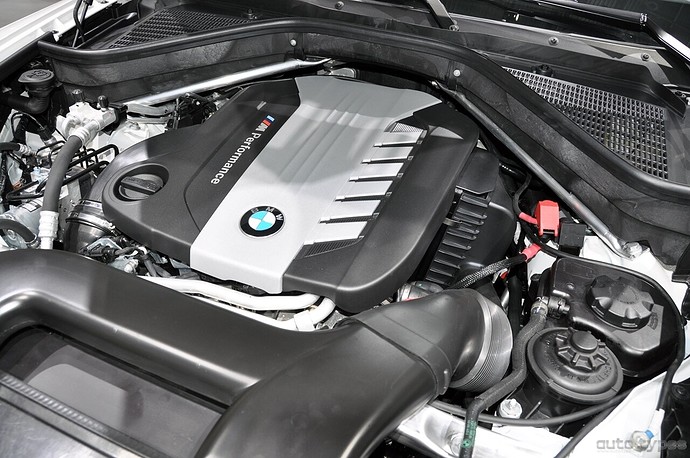 2012-BMW-X6-M50d-engine-at-Geneva-Motor-Show-2012_3198.jpg