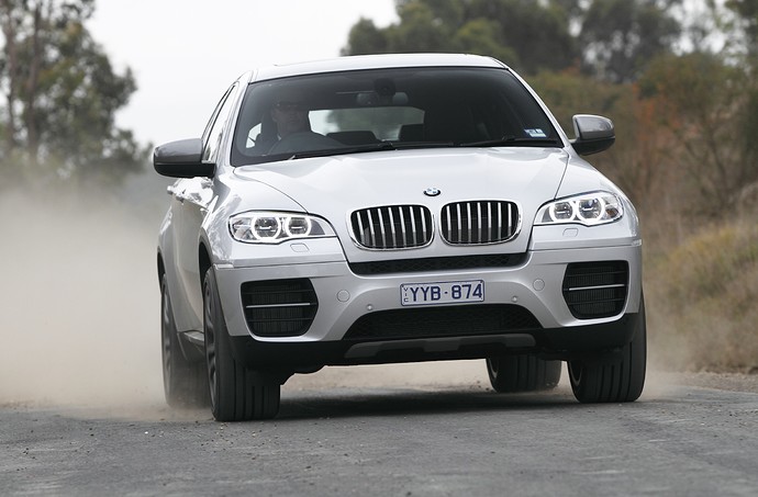 BMW-X6-M50d-driving-dust.jpg