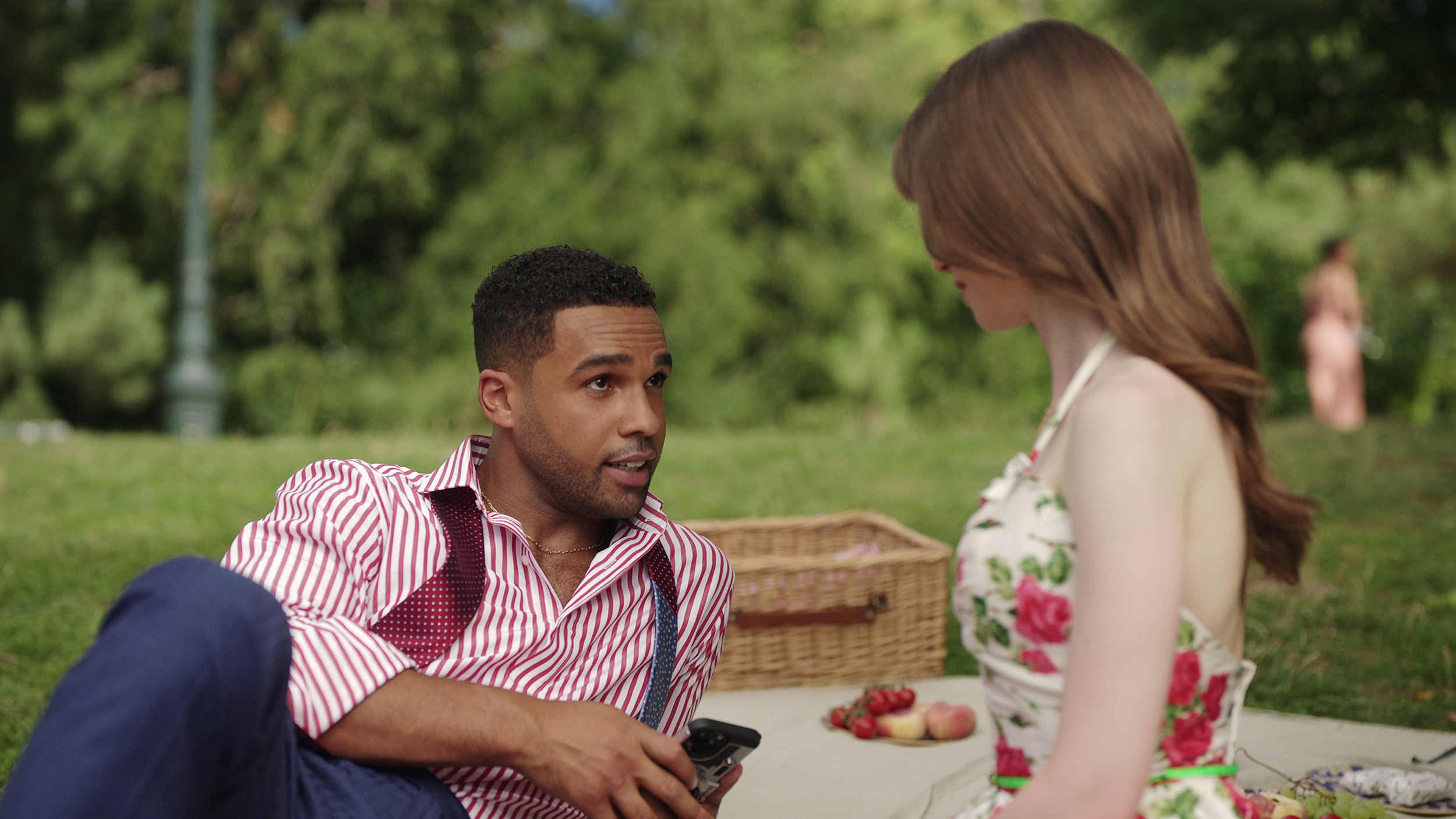 emily-in-paris-lucien-laviscount-mc-221221-a05ed1