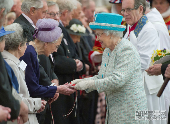 Queen Elizabeth II Visits York Royal Maundy zimbio.jpg